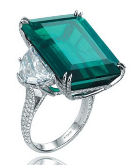 Chiếc nhẫn quý với mặt đá là ngọc lục bảo 16,83 carat, hai bên là hai viên kim cương 1,15 carat và 1,29 carat, xung quanh được nạm khoảng 674 viên kim cương nhỏ. Nó được hãng kim hoàn Chopard đem bán với mức giá 2,14 triệu USD.